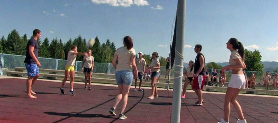 Revijalni turnir u odbojci za devojčice na babušničkom bazenu (VIDEO)