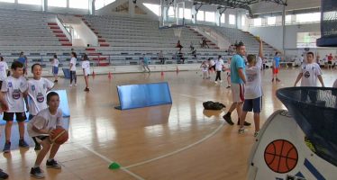 Svetski priznat košarkaški stručnjak održao besplatne treninge u Vlasotincu (VIDEO)