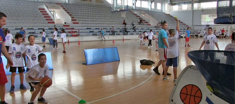 Svetski priznat košarkaški stručnjak održao besplatne treninge u Vlasotincu (VIDEO)